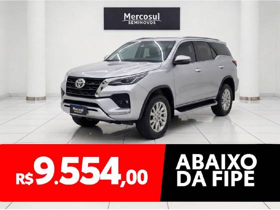TOYOTA HILUX SW4 2.8 D-4D TURBO DIESEL SRX 7L 4X4 AUTOMÁTICO